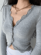 Kurzes Stricktop mit Spitzenbesatz und Knopfleiste vorne